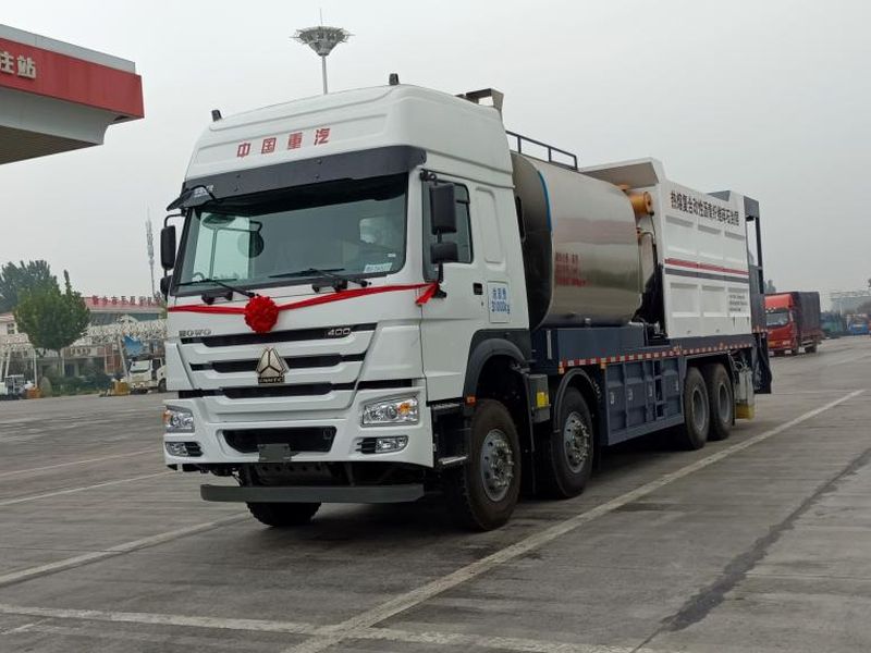 一站通道路養護設備公司纖維同步碎石封層車助力**老區公路建養